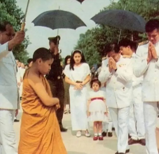 3次高调剃度、穿皇家僧袍、P父王合照麻将胡了泰国二王子与90后新王妃争宠(图2)