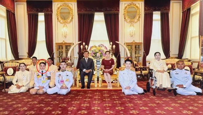 3次高调剃度、穿皇家僧袍、P父王合照麻将胡了泰国二王子与90后新王妃争宠(图8)