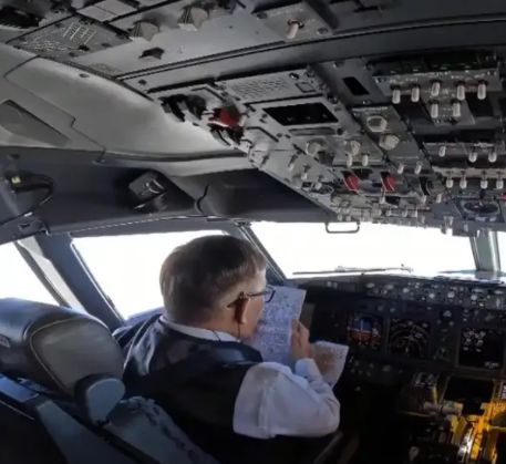 3次高调剃度、穿皇家僧袍、P父王合照麻将胡了泰国二王子与90后新王妃争宠(图13)