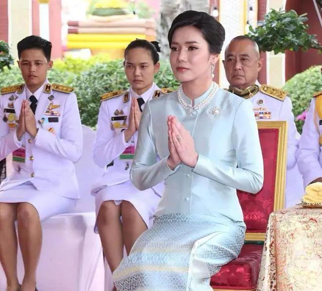 3次高调剃度、穿皇家僧袍、P父王合照麻将胡了泰国二王子与90后新王妃争宠(图9)