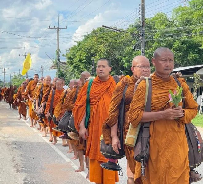 3次高调剃度、穿皇家僧袍、P父王合照麻将胡了泰国二王子与90后新王妃争宠(图12)