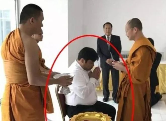 3次高调剃度、穿皇家僧袍、P父王合照麻将胡了泰国二王子与90后新王妃争宠(图14) 3次高调剃度、穿皇家僧袍、P父王合照麻将胡了泰国二王子与90后新王妃争宠(图14)